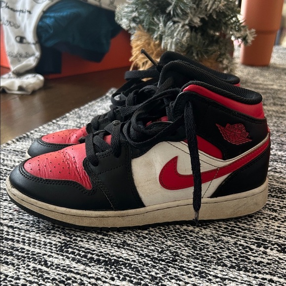 Jordan 1s red black & white size 4Y - Picture 1 of 6